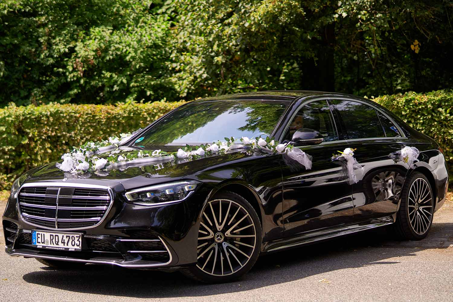 Exklusive Hochzeitslimousine bei Arndt Autovermietung – Mercedes-Benz S-Klasse mit eleganter Blumendekoration | Autovermietung Arndt