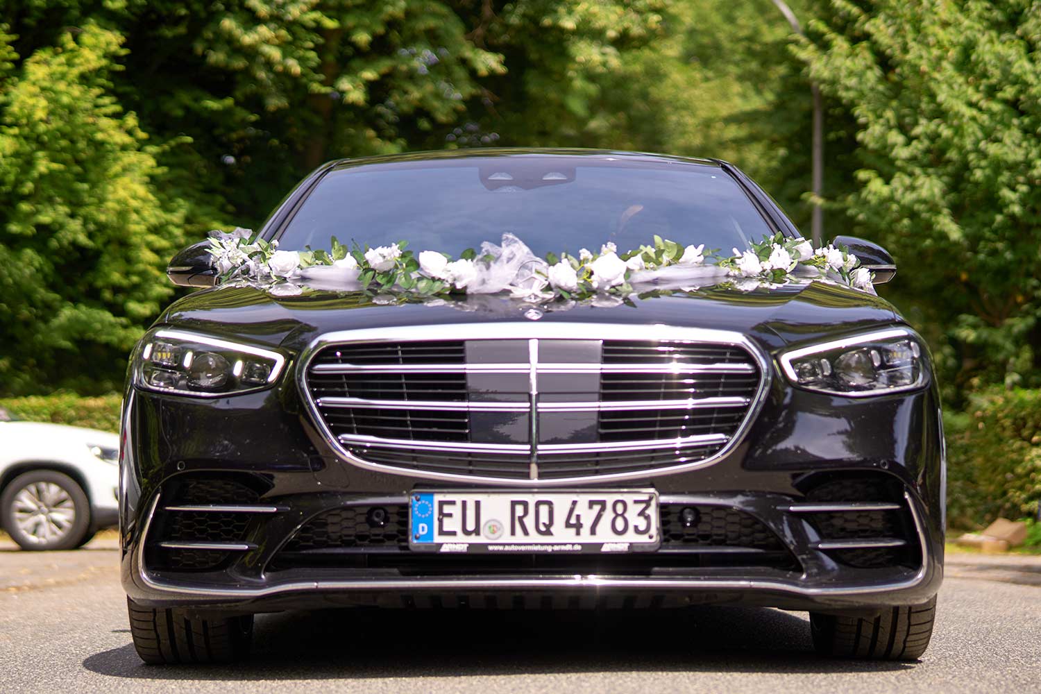 Frontalansicht des Hochzeitsautos – festlich geschmückter Mercedes-Benz S580 | Autovermietung Arndt