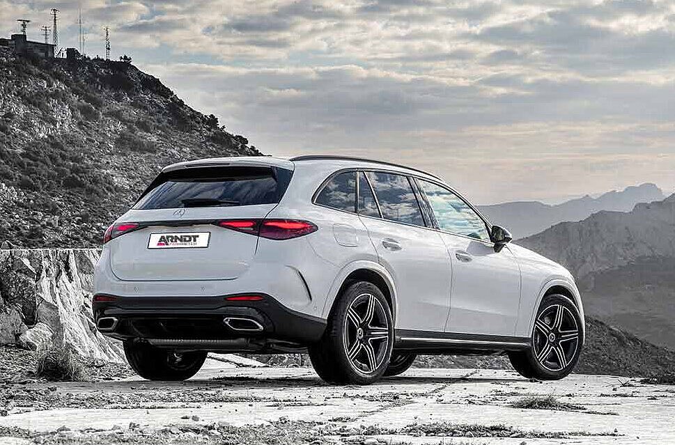 weißer SUV Mercedes GLC mit Arndt Kennzeichen auf einer Schneelandschaft | Autovermietung Arndt