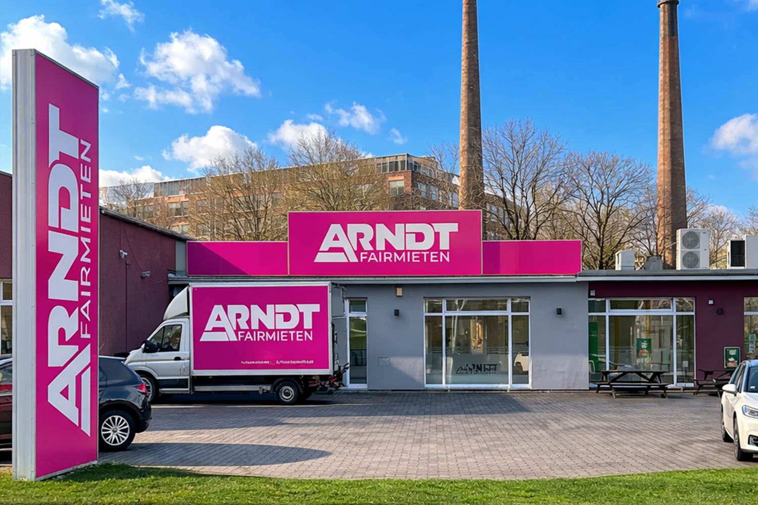 Außenansicht der Autovermietung Arndt Essen mit Transporter und Beschilderung | ARNDТ Fairmieten