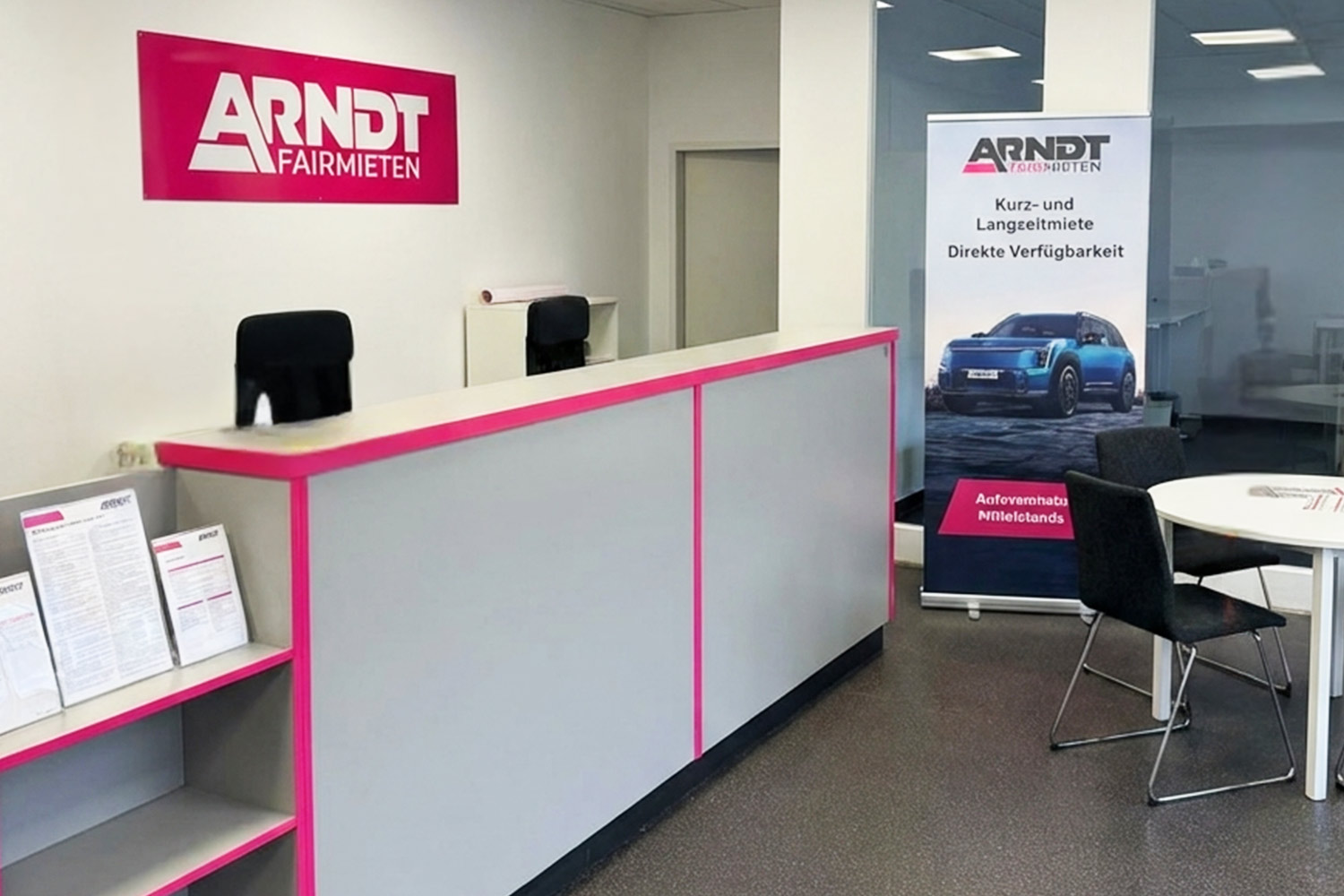 Empfangsbereich der Autovermietung Arndt Essen im Innenbereich der Station | ARNDТ Fairmieten