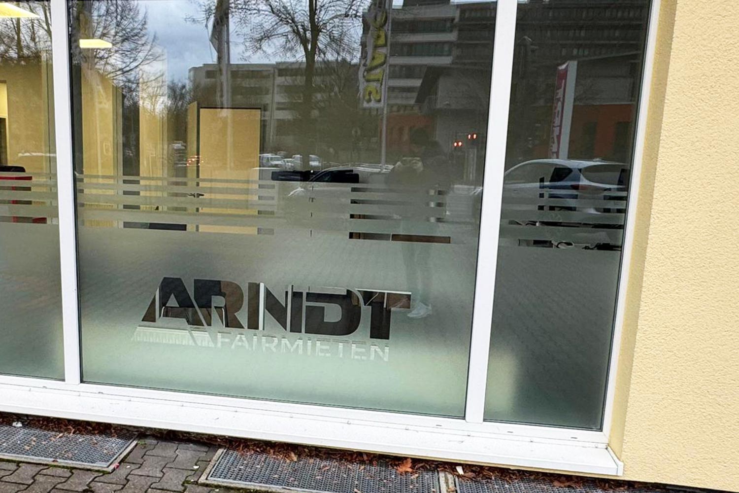 Fensterfront mit Logo an der Station Essen | Autovermietung Arndt Essen