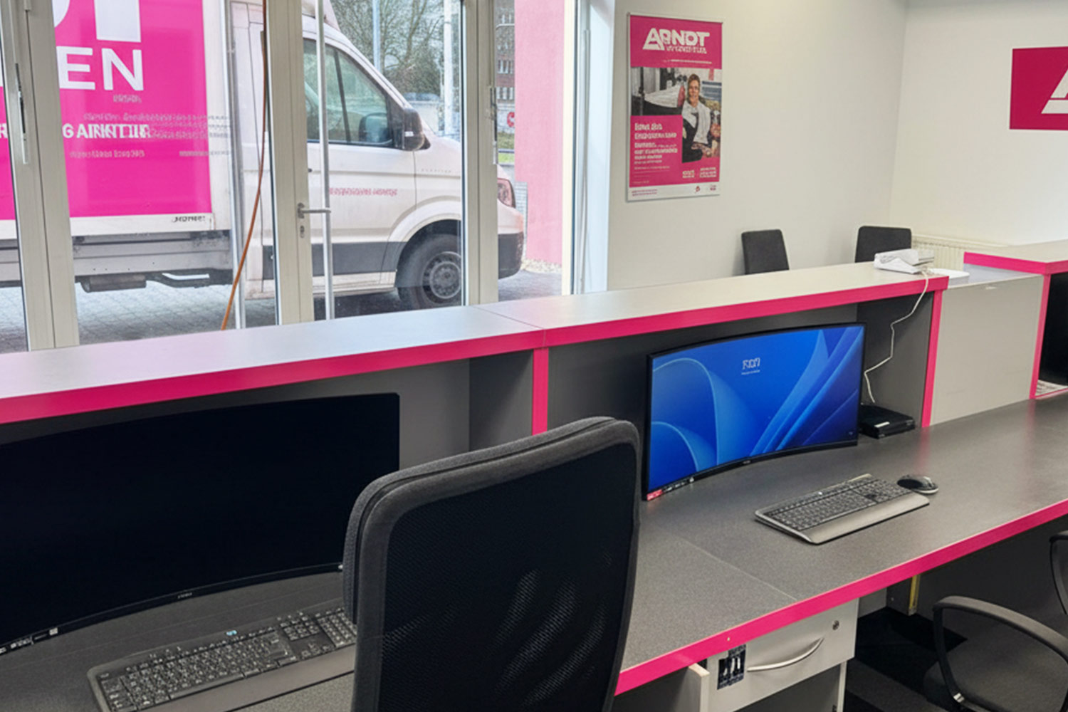 Innenansicht der Autovermietung Arndt Essen mit Empfangstresen und Arbeitsplätzen | ARNDТ Fairmieten