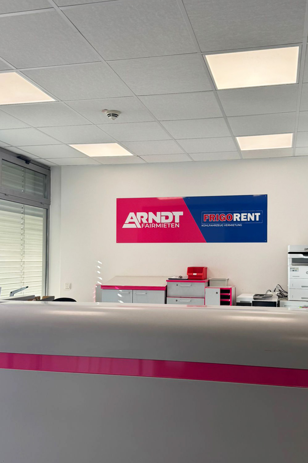 Innenraum Büro mit Tresen der Autovermietung Arndt Hannover Döhren