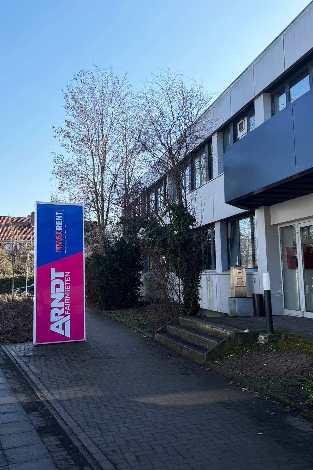 Werbungsäule der Autovermietung Arndt vor der Arndt-Station in Hannover