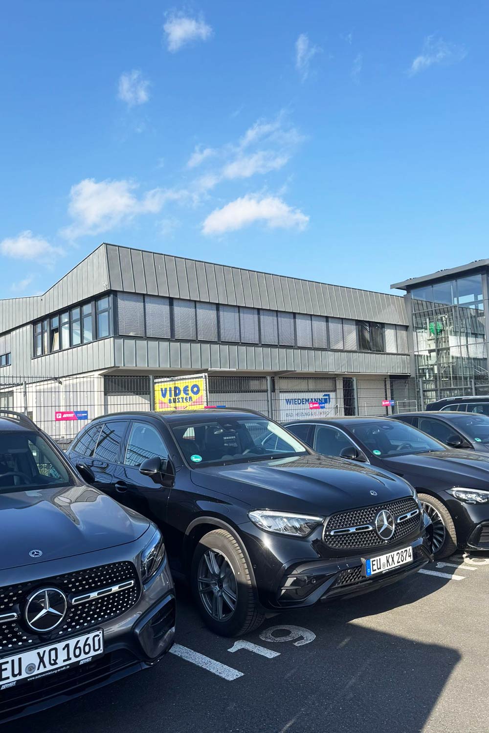 Parkplatz mit schwarzen PKW vor der Autovermietung Hannover | Mietwagen bei Autovermietung Arndt