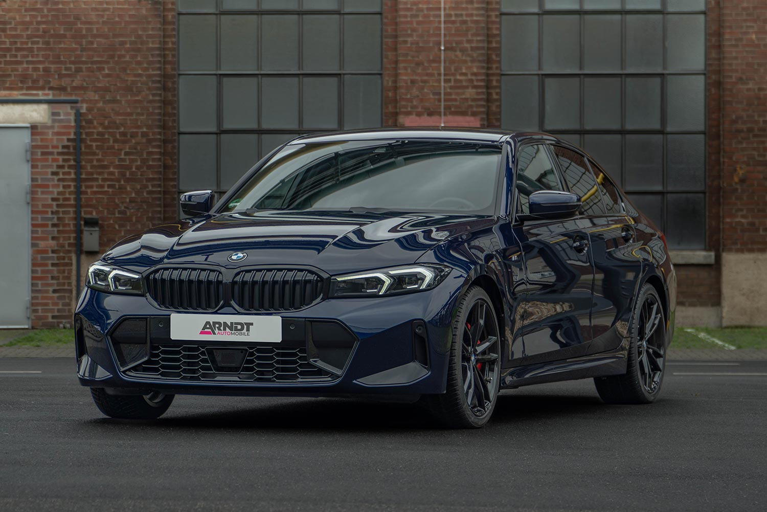 Dunkelblauer BMW mit Arndt Kennzeichen im Industriegebiet | Autovermietung Arndt