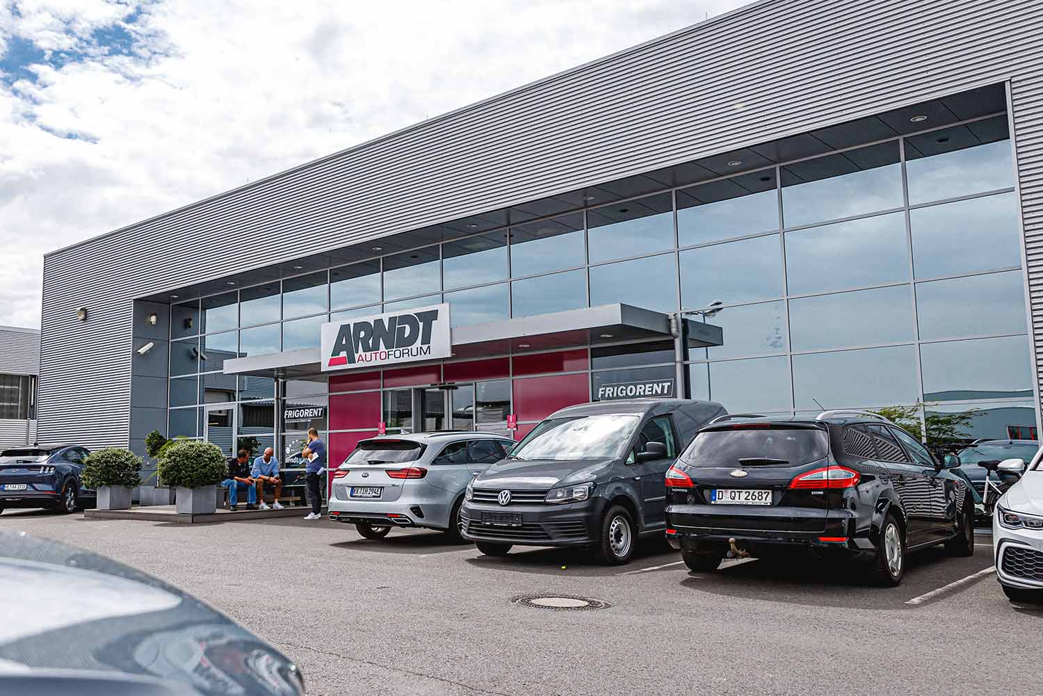 Neusser Standort von Arndt mit mehreren geparkten Autos vor der Station | Autovermietung Arndt